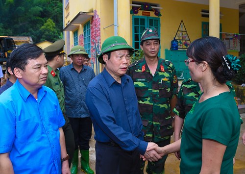 Nhiều đoàn công tác đến Mù Cang Chải thăm hỏi, tặng quà bà con vùng bị lũ quét